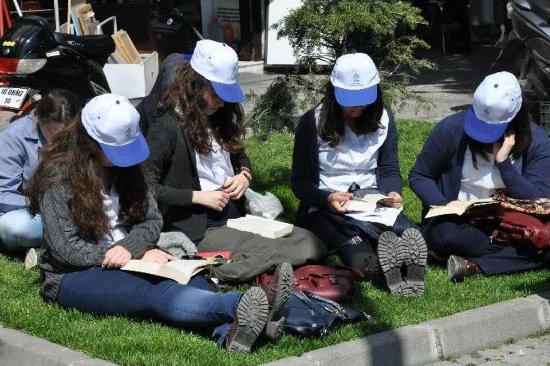 Okuma Etkinliğinde K&uuml;t&uuml;phane M&uuml;jdesi