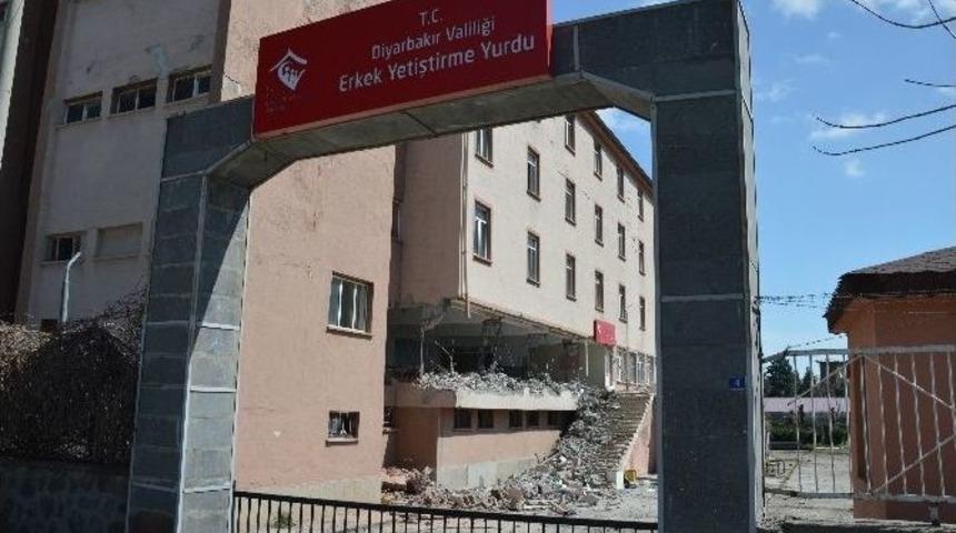 Diyarbakır&rsquo;da Yetiştirme Yurdu Binasının Yıkımına Başlandı