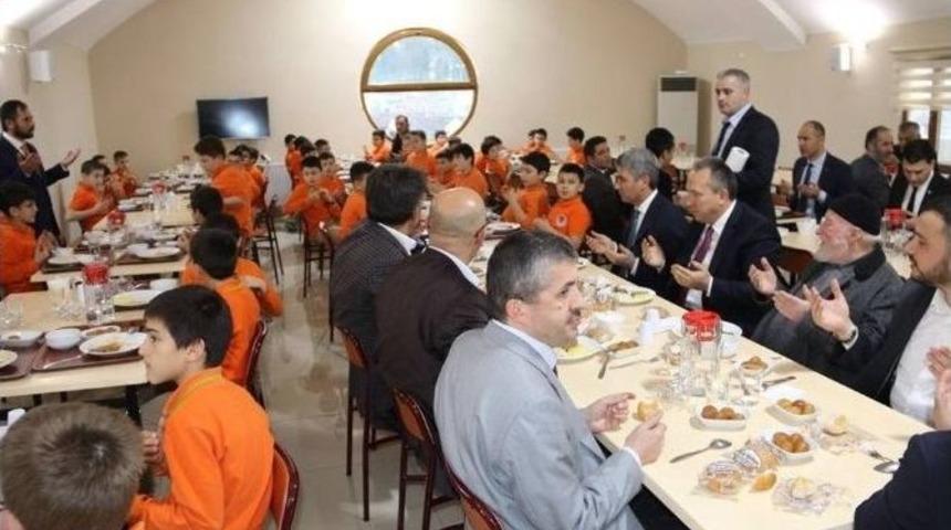 D&uuml;zce Ve Bolu Valisi Hafızlık Kursunu Ziyaret Etti