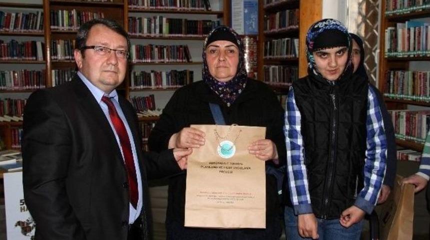 Engelli Kızı İ&ccedil;in Kitap Kurdu Oldu