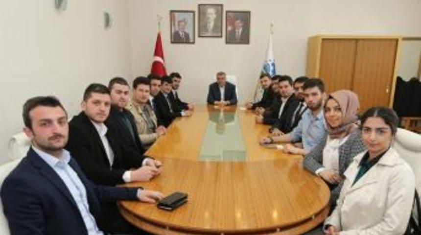 Başkan To&ccedil;oğlu Sakarya Gen&ccedil;lik Heyeti Temsilcilerini Makamında Ağırladı