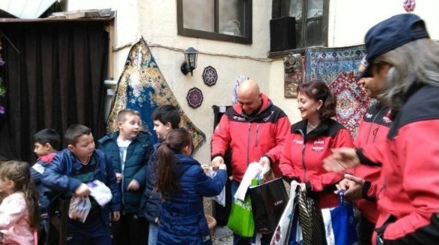 Dak, &Ccedil;ocuklarla El Ele