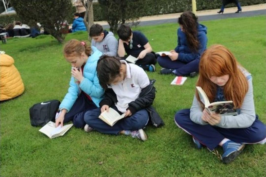 Y&uuml;zlerce Kişi Sahilde Kitap Okudu