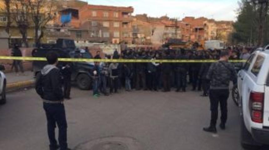 Vincin &Ccedil;arptığı Okul Duvarı Yıkıldı: 3 &Ccedil;ocuk Yaralandı