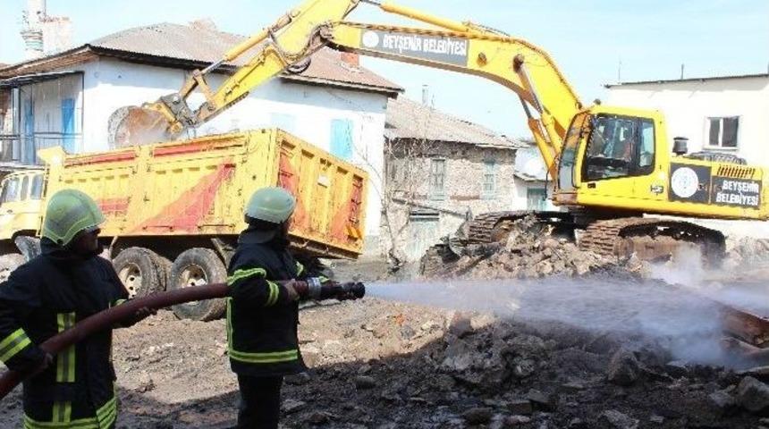 Beyşehir&rsquo;de İki Ev Yanarak K&uuml;l Oldu