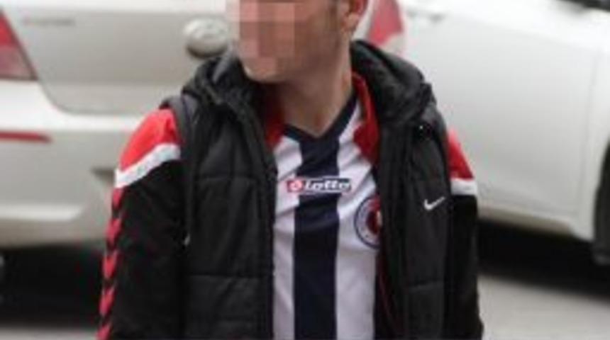 Bı&ccedil;aklı Saldırıda Sırtından Yaralandı