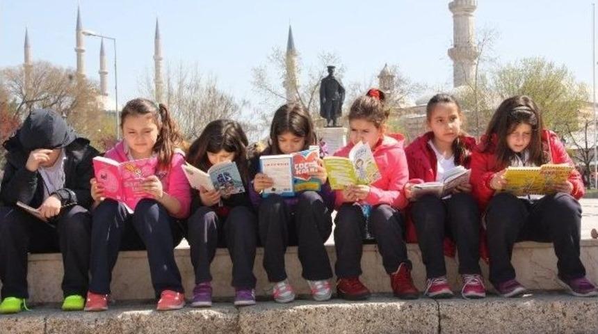 Caddede Kitap Okudular