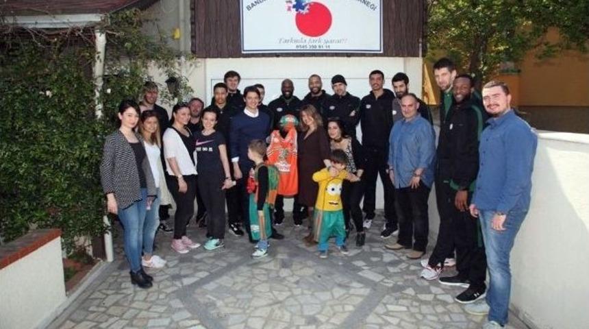Banvit Basketbol Kulub&uuml; Otizm Ve Kardeşlik Derneğini Ziyaret Etti