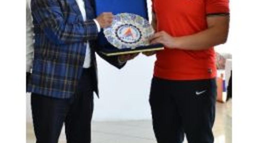 Uysal&rsquo;dan Şampiyon G&uuml;reş&ccedil;iye Başarı Plaketi