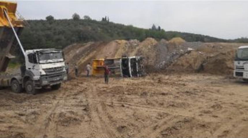 Hafriyat Boşaltan Kamyon Devrildi