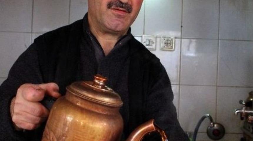 Dede Mesleğinde 44 Yıldır Soğuk Suyla &Ccedil;ay Demliyor