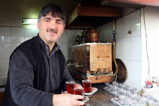 Dede Mesleğinde 44 Yıldır Soğuk Suyla Çay Demliyor