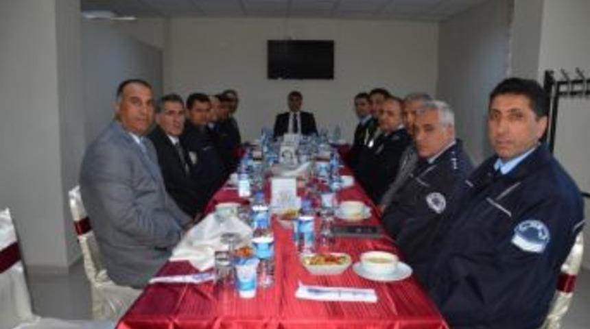 Emniyet M&uuml;d&uuml;r&uuml; &Ouml;zdemir, Başarılı Personel İle Yemekte Buluştu