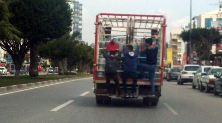 Kamyonet Arkasında Tehlikeli Yolculuk