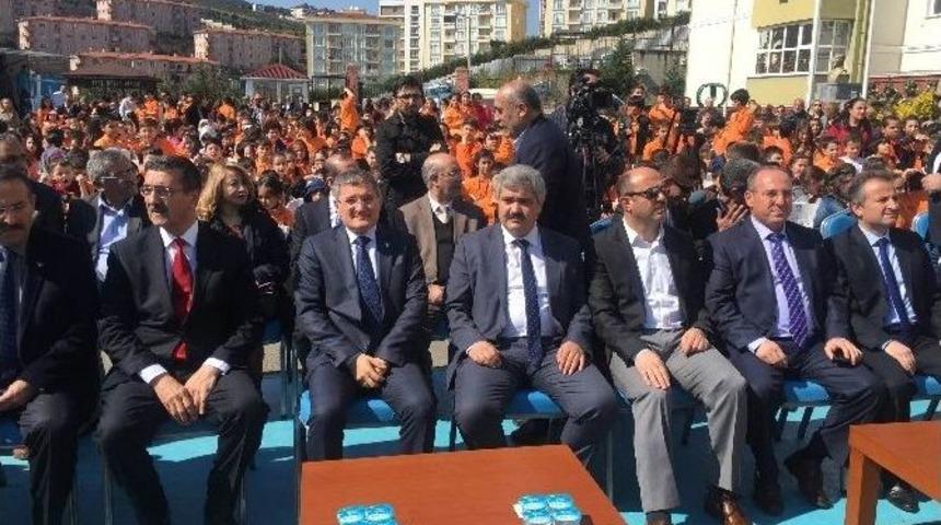 Pendik&rsquo;te Okul Duvarı &Ccedil;i&ccedil;ek A&ccedil;tı