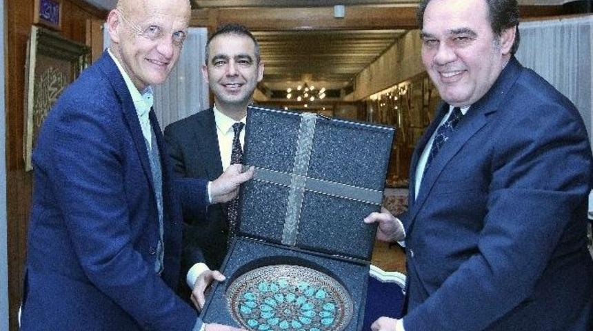 Collina, Demir&ouml;ren İle Bir Araya Geldi