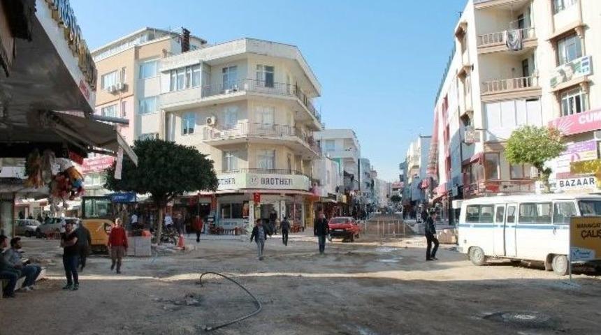 Manavgat&rsquo;ta Bitmeyen Yol Ve Kaldırım &Ccedil;alışmalarına Esnaf Tepkisi