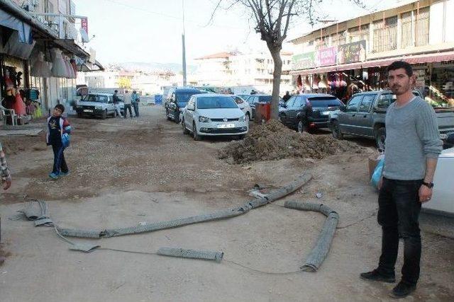 Manavgat’ta Bitmeyen Yol Ve Kaldırım Çalışmalarına Esnaf Tepkisi