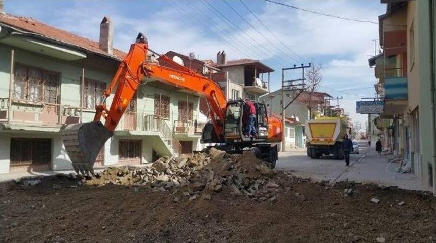 Uşak Belediyesi Baharla Birlikte Yol &Ccedil;alışmalarına Başladı