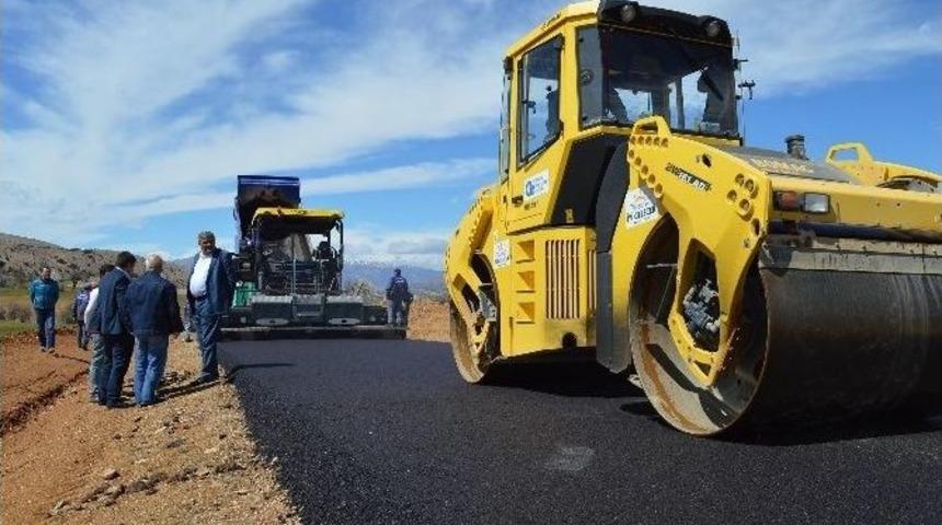 B&uuml;y&uuml;kşehir&rsquo;den Elmalı&rsquo;da Sıcak Asfalt &Ccedil;alışması