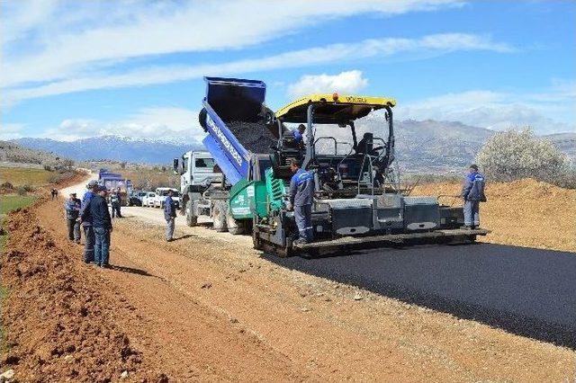 Büyükşehir’den Elmalı’da Sıcak Asfalt Çalışması