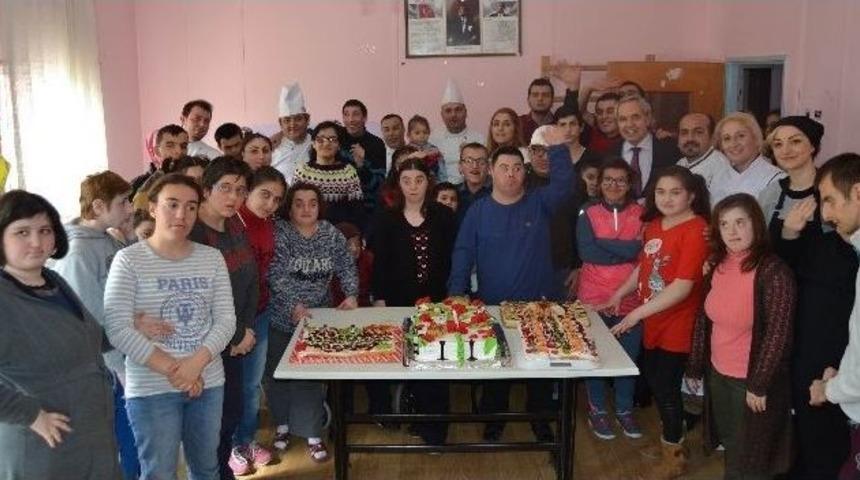 Engelli &Ccedil;ocuklar Pasta S&uuml;sledi