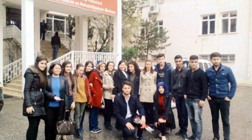 &Uuml;niversite &Ouml;ğrencileri Yaşlılar Haftasında Huzurevini Ziyaret Etti