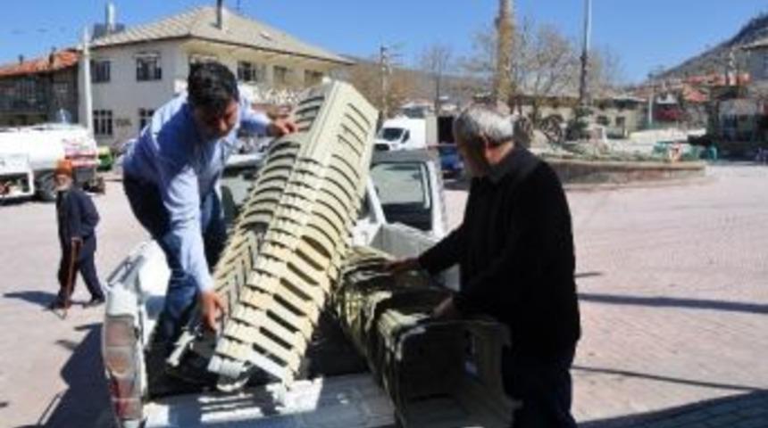 Seydişehir Belediyesi Mezarlık Ve Taziye Evleri İ&ccedil;in Tabure Dağıttı