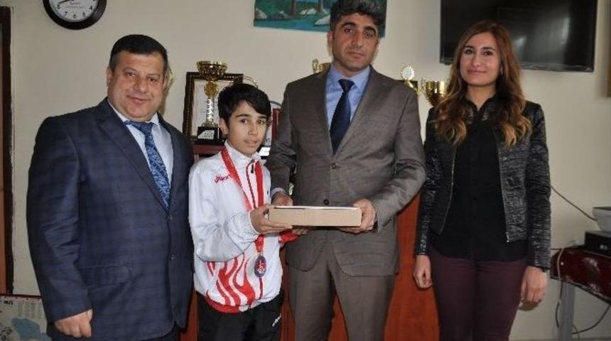 Milli Sporcu Yıldırım &Ouml;d&uuml;llendirildi