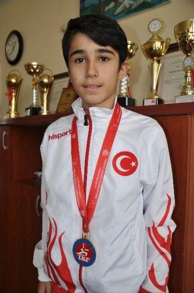 Milli Sporcu Yıldırım &Ouml;d&uuml;llendirildi 1