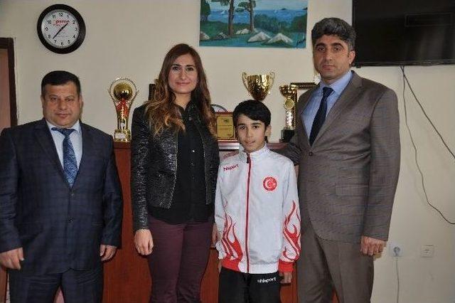 Milli Sporcu Yıldırım &Ouml;d&uuml;llendirildi 2