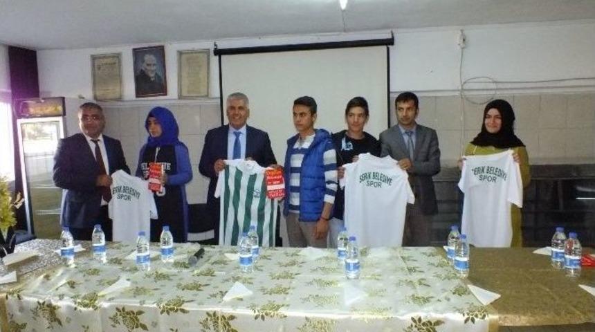 Başkan &Ccedil;alık, &Ouml;ğrencilere Kitap Ve Forma Dağıttı