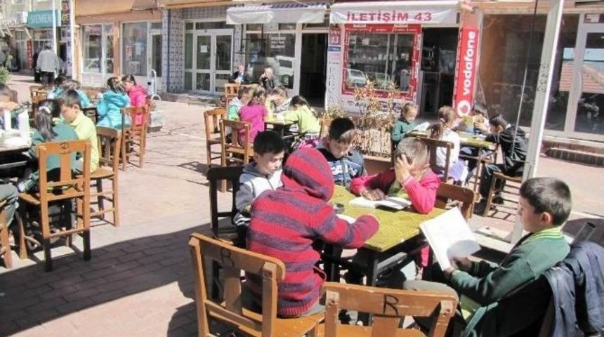 &Ouml;ğrenciler Kahvehane &Ouml;n&uuml;nde Kitap Okudular