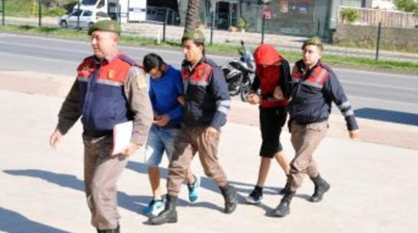 Turist Kadının &Ccedil;antasını &Ccedil;alan İki Kardeş Yakalandı