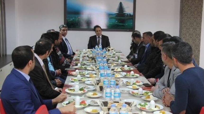 Rekt&ouml;r &Ccedil;apak, Gazetecilerle Bir Araya Geldi