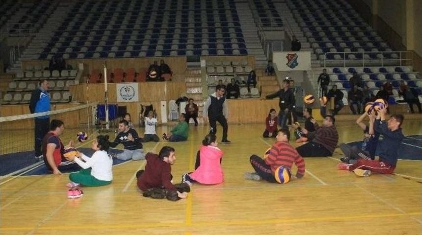 Karaman&rsquo;da Kurulan Engelliler Voleybol Takımı İlk Antrenmanını Yaptı