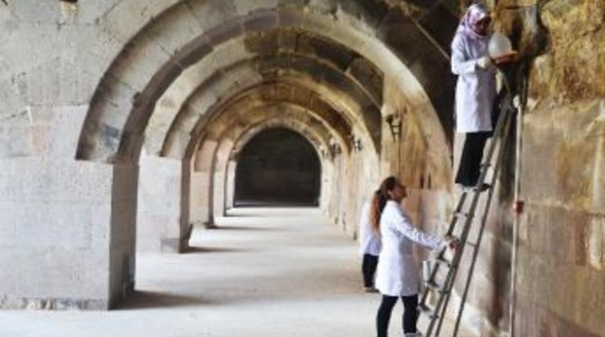 Tarihi Sultanhanı&rsquo;na Bayan Eli Değdi