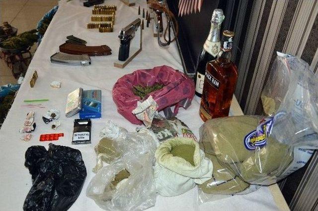 Diyarbakır&rsquo;da Uyuşturucu Tacirlerine Şafak Operasyonu: 7 G&ouml;zaltı 1