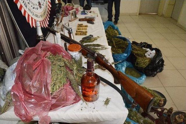 Diyarbakır&rsquo;da Uyuşturucu Tacirlerine Şafak Operasyonu: 7 G&ouml;zaltı 2