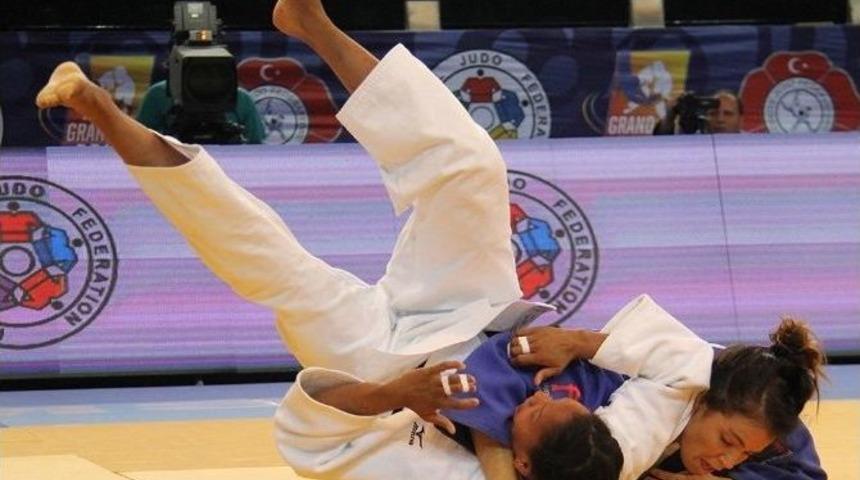 Bakan &Ccedil;ağatay Kılı&ccedil; Milli Judocularımıza Başarı Diledi