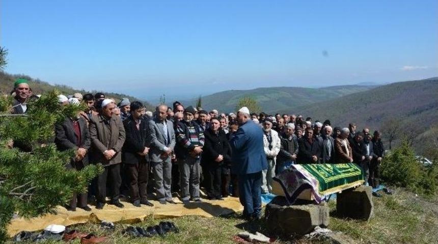 İstanbul&rsquo;da Duvarın Altında Kalarak &Ouml;len Yaşlı Kadın Samsun&rsquo;da Defnedildi