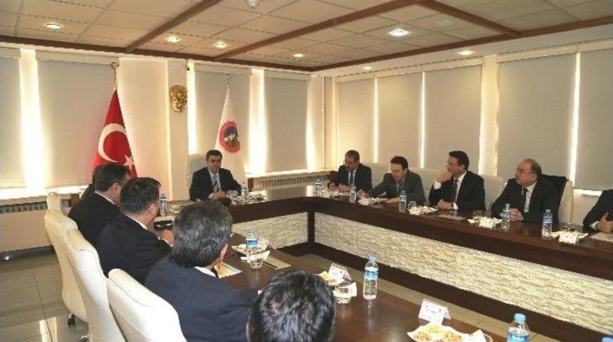 Vali D&uuml;zg&uuml;n &Uuml;niversitelerin G&uuml;venliğine Y&ouml;nelik Değerlendirme Toplantısına Katıldı