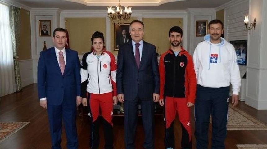 Vali Altıparmak, Demirspor&rsquo;un Başarılı Sporcularını &Ouml;d&uuml;llendirdi