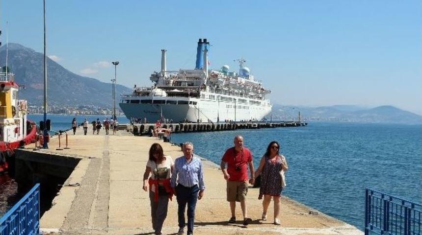 Alanya&rsquo;ya Kruvaziyer İle Bin 287 Turist Geldi