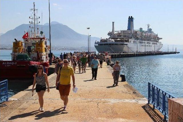 Alanya’ya Kruvaziyer İle Bin 287 Turist Geldi