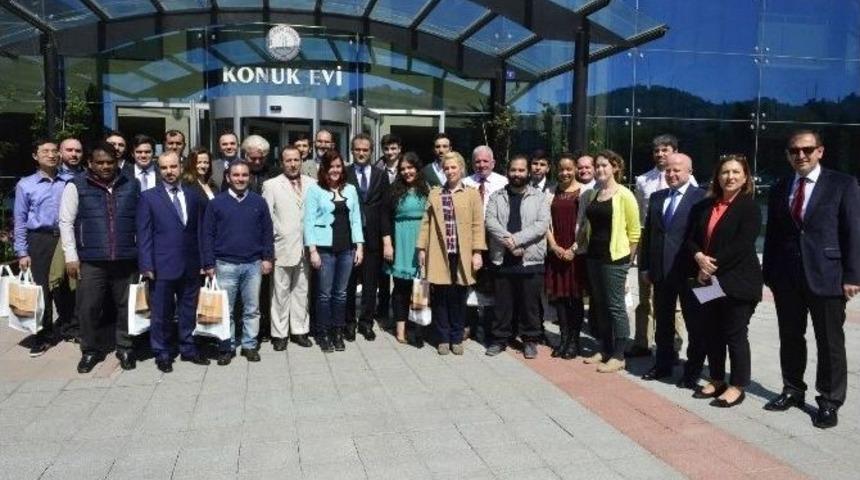 Rekt&ouml;r &Ouml;zer, Yabancı Uyruklu Akademik Personel İle Yemekte Bir Araya Geldi