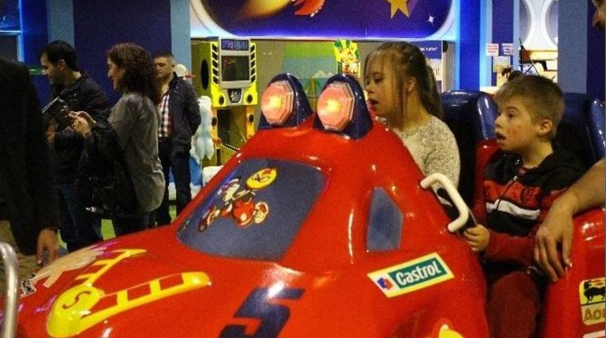 Down Sendromlu &Ccedil;ocuklar Doyasıya Eğlendi