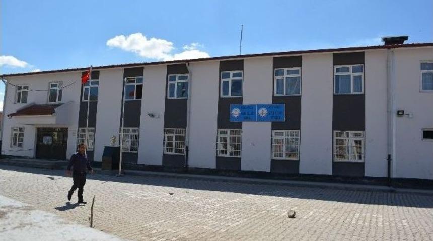 Niğde&rsquo;de 12 &Ouml;ğrenciyi Taciz Ettiği İddia Edilen &Ouml;ğretmen Tutuklandı