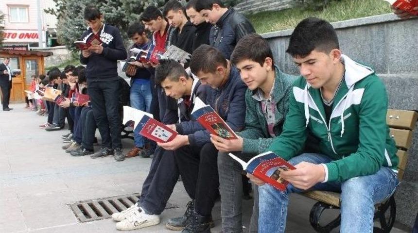 Akdağmadeni İl&ccedil;esinde &Ouml;ğrenciler Kitap Okudu