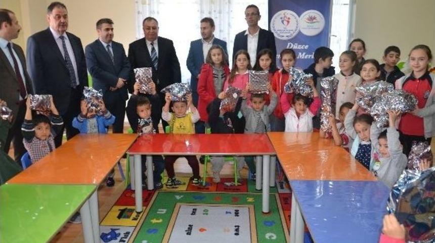 Minik &Ccedil;ocukları İlk Defa Oyuncak Sahibi Oldu